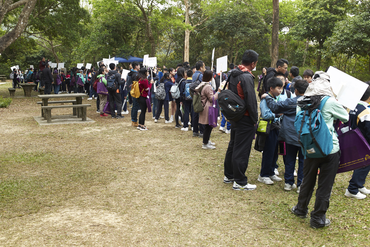 參賽隊伍齊集城門郊野公園，等待比賽開始。